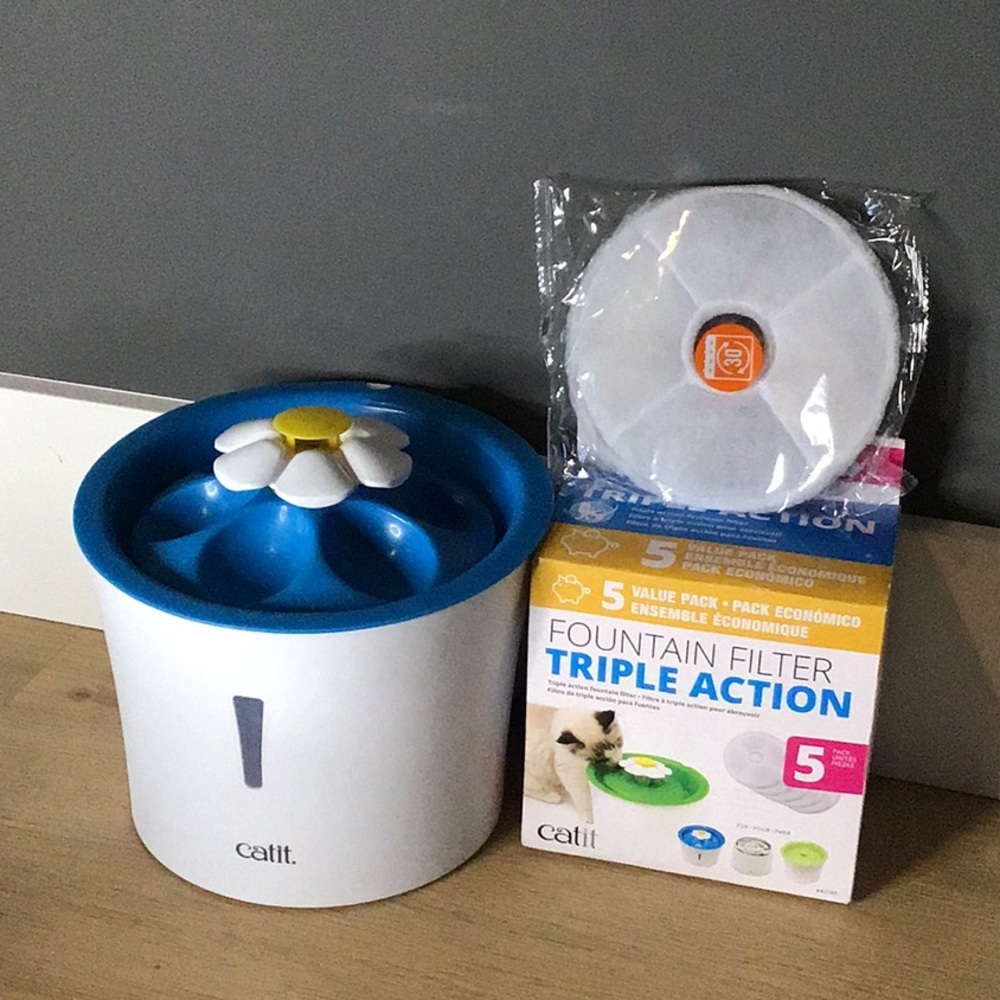 Catit Blue and White Pet Water Fountain plus 6 Filters
